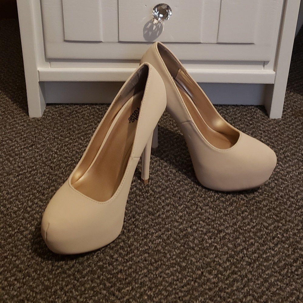 Heels - Picture 2 of 3